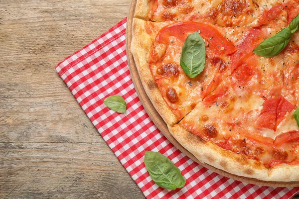 Délicieuse Pizza Margherita Sur Table Bois Vue Sur Dessus — Photo