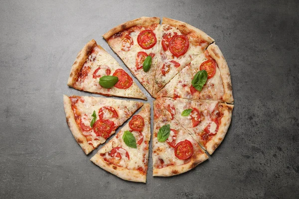Deliciosa Pizza Margherita Sobre Mesa Gris Puesta Plana — Foto de Stock