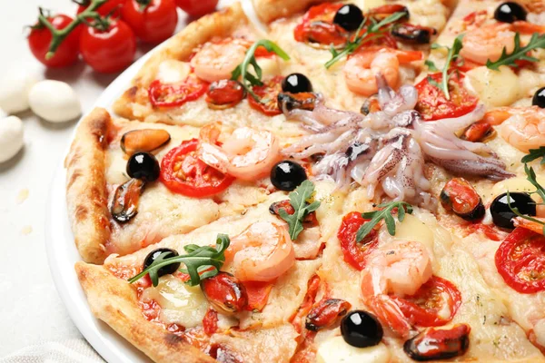 Вкусная Свежая Пицца Морепродуктами Столе Крупный План — стоковое фото