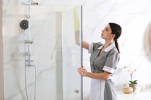 Jeune Femme Chambre Essuyant Poussière Cabine Douche Dans Salle Bain — Photo