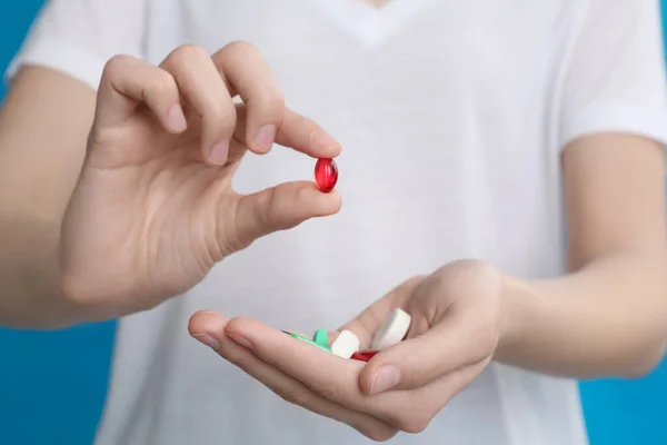 Mavi Arka Planda Vitamin Hapları Olan Genç Kadın Yakın Plan — Stok fotoğraf