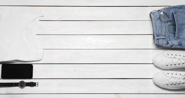 Стильний Одяг Аксесуари Білому Дерев Яному Фоні Плоска Постіль Простір — стокове фото