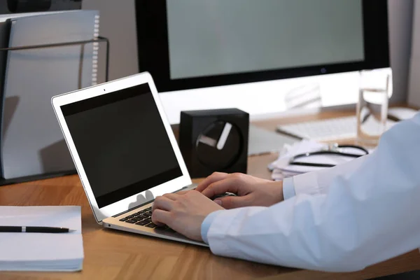 Profesjonalny Lekarz Pracujący Laptopie Biurze Zbliżenie — Zdjęcie stockowe