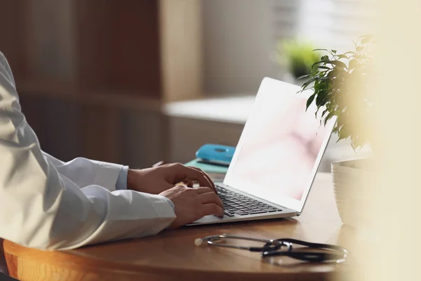 Professionell Läkare Som Arbetar Laptop Kontoret Närbild — Stockfoto