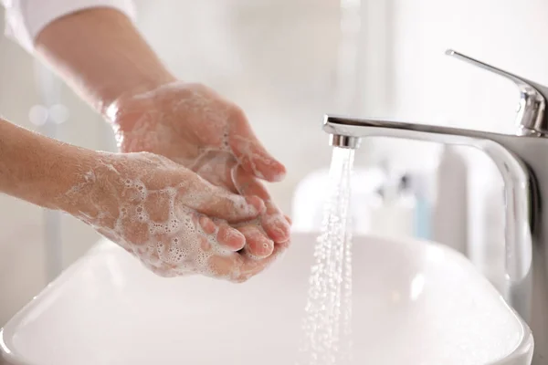 Man Wassen Handen Met Zeep Wastafel Badkamer Close — Stockfoto