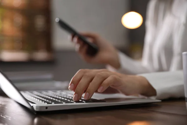 Frau Arbeitet Mit Laptop Büro Nahaufnahme — Stockfoto