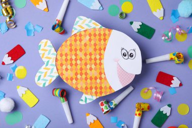 Mavi arka planda kağıt balıklı düz kompozisyon ve parti dekorasyonu. 1 Nisan şakası