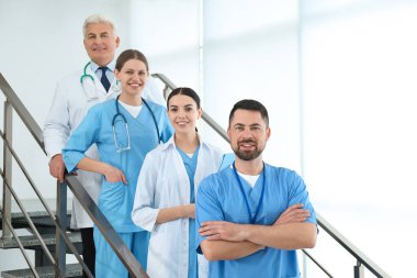 Bir grup doktor hastanede. Tıbbi hizmet