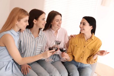 Evde kadeh tokuşturan güzel genç bayanlar. Kadınlar Günü
