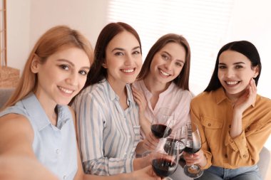 Şarabı olan güzel genç bayanlar içeride selfie çekiyorlar. Kadınlar Günü