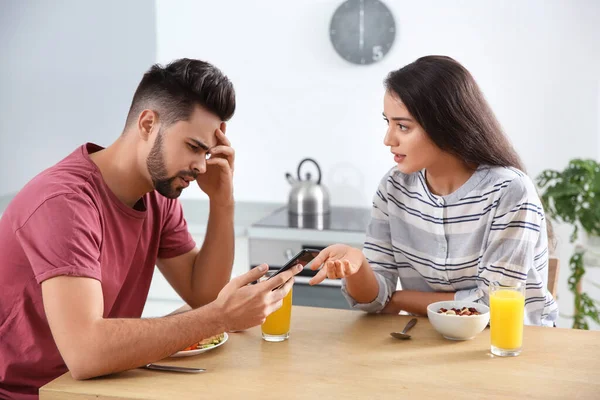 Jovem Com Smartphone Ignorando Sua Namorada Casa — Fotografia de Stock