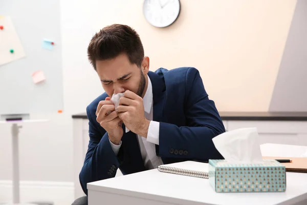 Jovem Doente Local Trabalho Vírus Gripe — Fotografia de Stock