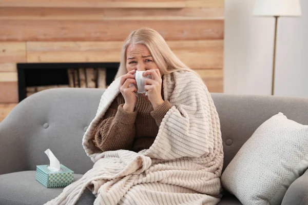 Starší Žena Která Doma Trpí Zimou Nebezpečný Virus — Stock fotografie