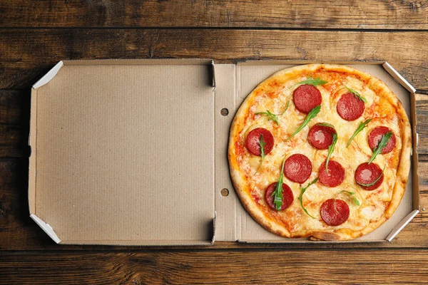 Sabrosa Pizza Pepperoni Caja Cartón Sobre Mesa Madera Vista Superior — Foto de Stock