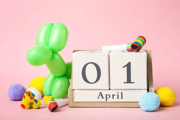 木块日历和粉红背景的派对装饰 四月愚人节 — 图库照片