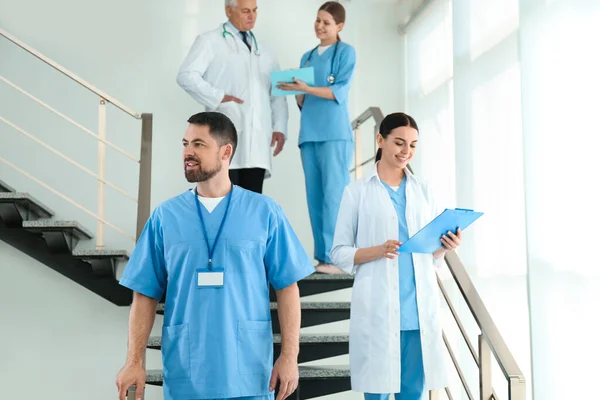 Orvosok Egy Csoportja Sétál Klinikán Orvosi Szolgálat — Stock Fotó