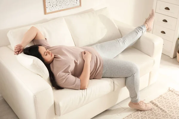 Wanita Pemalas Yang Terlalu Gemuk Tidur Sofa Rumah — Stok Foto