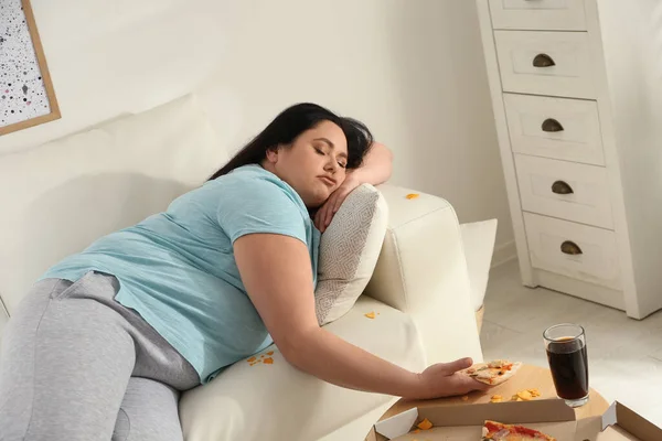 Wanita Gemuk Pemalas Dengan Pizza Sofa Rumah — Stok Foto