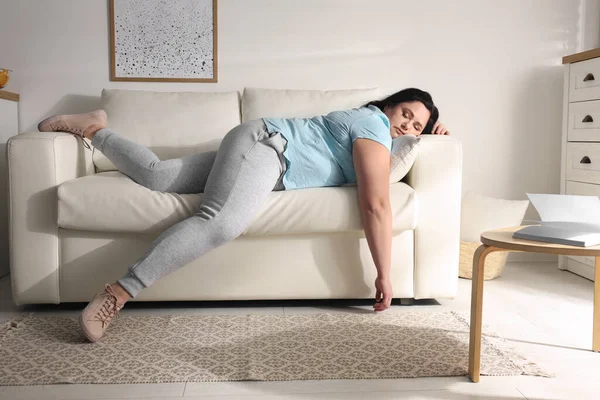 Luie Vrouw Met Overgewicht Rustend Bank Thuis — Stockfoto