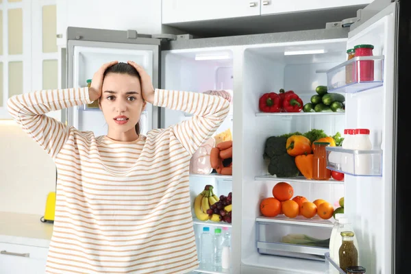 Emotionale Junge Frau Der Nähe Von Offenem Kühlschrank Küche — Stockfoto