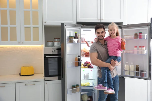 Pai Jovem Com Filha Perto Refrigerador Aberto Cozinha — Fotografia de Stock