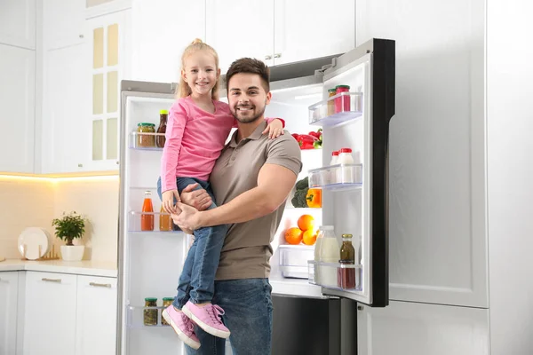 Pai Jovem Com Filha Perto Refrigerador Aberto Cozinha — Fotografia de Stock