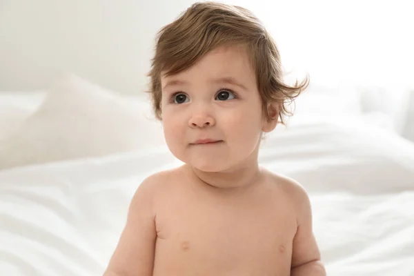 Adorable Bebé Cama Lindo Niño —  Fotos de Stock