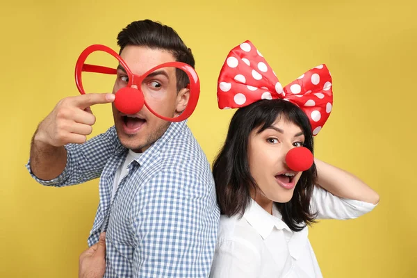 Couple Avec Des Accessoires Drôles Sur Fond Jaune Avril Jour — Photo