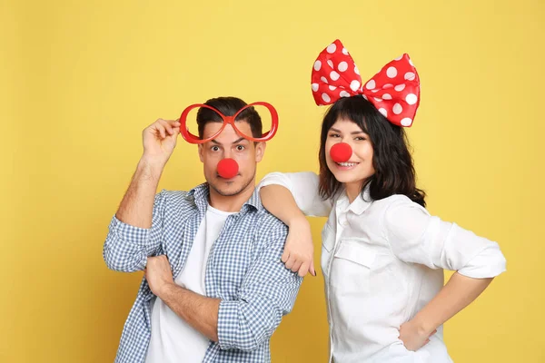 Couple Avec Des Accessoires Drôles Sur Fond Jaune Avril Jour — Photo