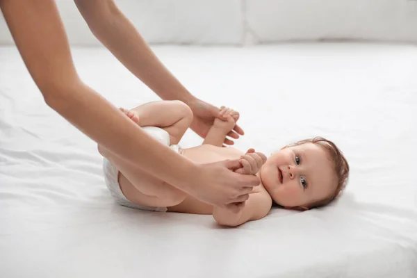 Ortopedista Lindo Bebé Cama Blanca —  Fotos de Stock