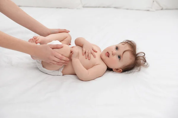 Orthopädin Und Süßes Baby Auf Weißem Bett — Stockfoto