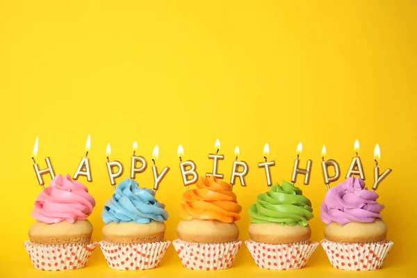 Verjaardags Cupcakes Met Brandende Kaarsen Gele Achtergrond Ruimte Voor Tekst — Stockfoto