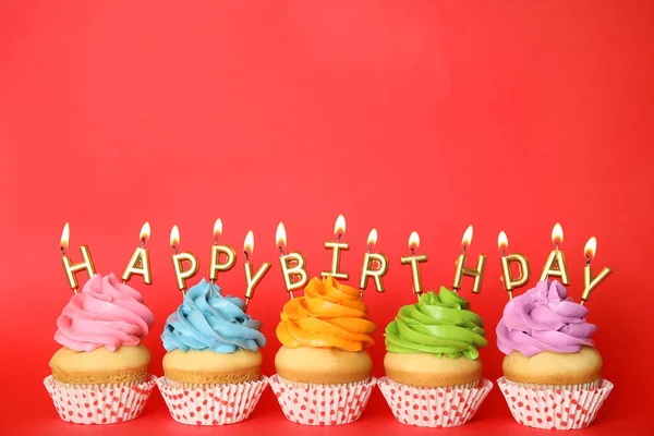 Cupcake Compleanno Con Candele Accese Sfondo Rosso Spazio Testo — Foto Stock