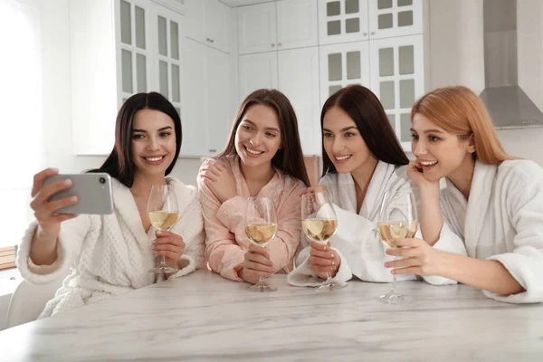 Vackra Unga Damer Med Vin Tar Selfie Köket Bortskämd Fest — Stockfoto