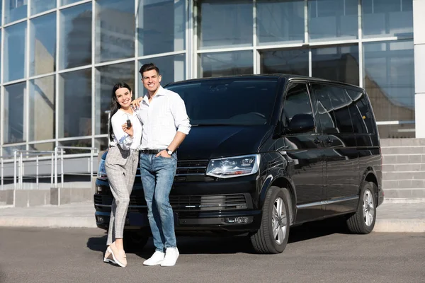 Casal Feliz Com Chave Perto Carro Rua Cidade Compra Automóveis — Fotografia de Stock