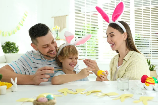 Glücklicher Vater Mutter Und Sohn Haben Spaß Beim Bemalen Von — Stockfoto