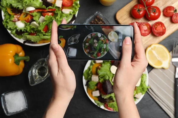 Blogueur Prenant Des Photos Salade Fraîche Table Noire Gros Plan — Photo