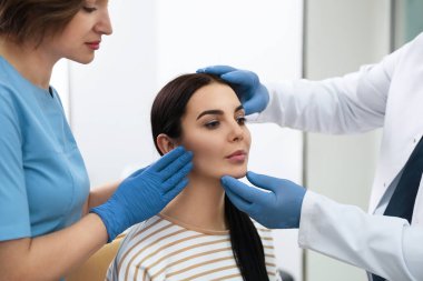 Klinikte ameliyattan önce hastayı muayene eden profesyonel doktorlar.
