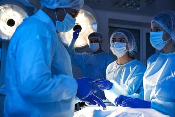 Team Professioneller Chirurgen Bei Der Operation Der Klinik — Stockfoto