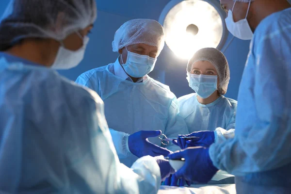 Klinikán Műtétet Végző Hivatásos Sebészek Csapata — Stock Fotó