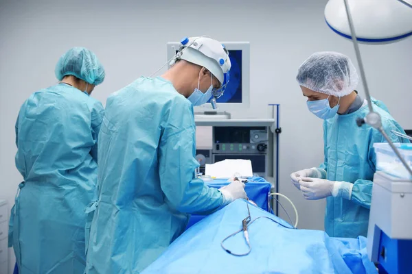 手術室で手術を行う専門医チーム — ストック写真