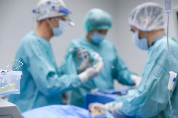 Vista Offuscata Dei Medici Che Operano Paziente Sala Operatoria — Foto Stock