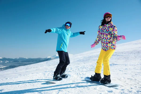 Couple Snowboard Sur Une Colline Enneigée Vacances Hiver — Photo