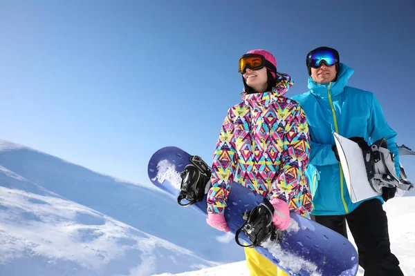 Koppel Met Snowboards Heuvel Lage Hoek Uitzicht Wintervakantie — Stockfoto