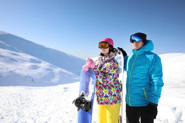 Koppel Met Snowboards Heuvel Ruimte Voor Tekst Wintervakantie — Stockfoto