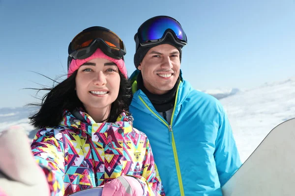 Pareja Feliz Con Tablas Snowboard Las Montañas Vacaciones Invierno —  Fotos de Stock