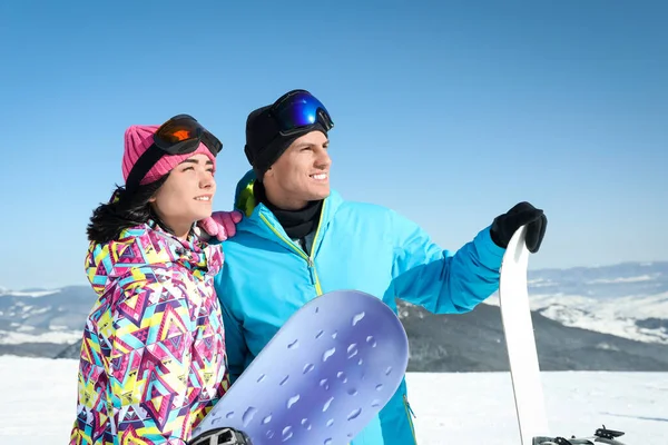 Casal Feliz Com Equipamento Esqui Nas Montanhas Férias Inverno — Fotografia de Stock