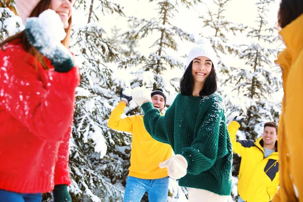 Ευτυχισμένοι Φίλοι Παίζουν Χιονόμπαλες Έξω Χειμερινές Διακοπές — Φωτογραφία Αρχείου