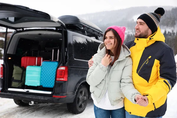 Счастливая Пара Возле Машины Открытым Багажником Снежной Дороге Зимние Каникулы — стоковое фото