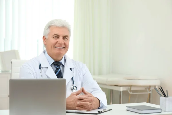 Retrato Médico Sênior Casaco Branco Local Trabalho — Fotografia de Stock